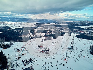 Krásny panoramatický anténa trubec na lyžiarskeho svahy výťahy v lyžiarske stredisko hory tatry 