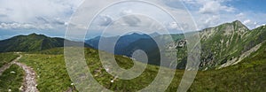 Krásná panoramatická horská krajina, výhled z Baníkova na Západní Tatry nebo panorama Roháčů. Ostrý