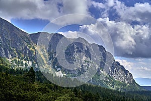 Krásny panoramatický výhľad na Vysoké Tatry začiatkom jesene, Slovensko