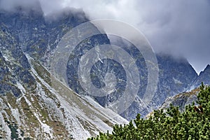 Krásny panoramatický výhľad na Vysoké Tatry začiatkom jesene, Slovensko