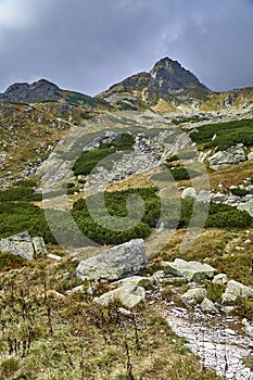 Krásny panoramatický výhľad na Vysoké Tatry začiatkom jesene, Slovensko