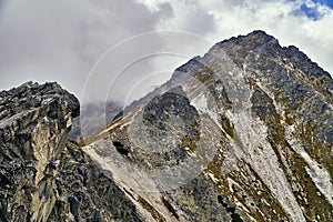 Krásny panoramatický výhľad na Vysoké Tatry začiatkom jesene, Slovensko