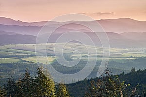 Krásny panoramatický výhľad na Vysoké Tatry začiatkom jesene, Slovensko