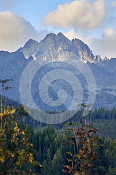 Krásny panoramatický výhľad na Vysoké Tatry začiatkom jesene, Slovensko