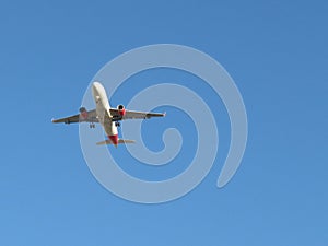 Hermoso de avión aterrizaje sobre el aeropuerto países 