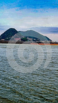 Hermoso retrato de la ciudad sobre el bancos de un rio en 