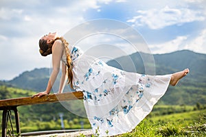 Hermoso una mujer meditación sobre el naturaleza 