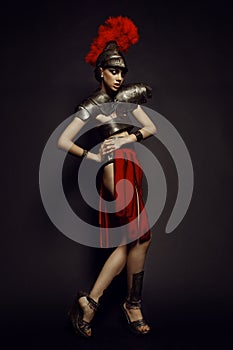 Bellissimo romano una donna armatura un casco 