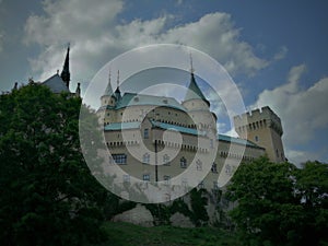 Krásny romantický a čarovný Bojnický zámok a staré mesto.Slovensko
