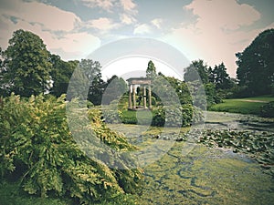 Krásny romantický park s pamätníkom v gotickom štýle so zaujímavým pozadím