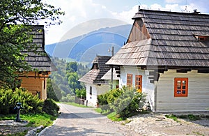 Krásne vidiecke domy tradičnej slovenskej dediny Vlkolínec