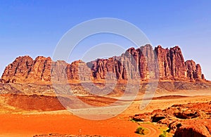 Scénický skalnatý hora v vádí poušť Jordán 