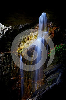 Unter Tage Höhle Wasserfall zwischen der stein Formation 