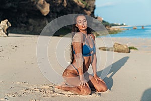 Bellissimo a lungo capelli blu posizione sul Spiaggia bianco sabbia 