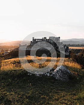 Krásny záber historického hradu Beckov na vidieckej doline pri západe slnka na Slovensku