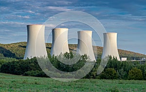 Krásný záběr jaderné elektrárny v Mochovcích na Slovensku.