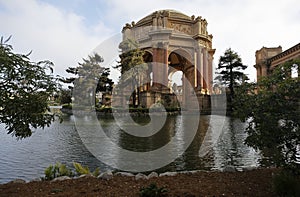 Beautiful shot of the Palace of Fine Arts near a lake in San Francisco, California
