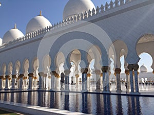 Beautiful shot of the Sheikh Zayed Mosque in Abu Dabi, United Arabe Emirates photo