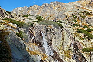 Krásny vodopád Skok s pohorím Národného parku Vysoké Tatry pri Štrbskom Plese na Slovensku