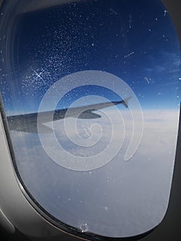 Beautiful sky behind the window airplanes, airplane window, beautiful sky, blue sky, blue sky, white clouds, beautiful clouds, air