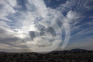 Hermoso el cielo a través de dunas en de,, canario islas 