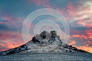 Starý hrad Spišský Zipser nad údolím při západu slunce