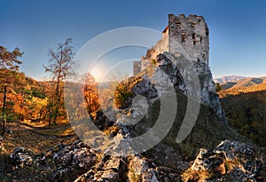 Krásna jesenná krajina Slovenska so zrúcaninou hradu Uhrovec