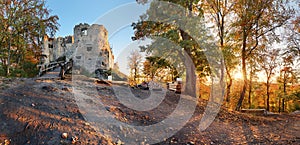 Krásna jesenná krajina Slovenska so zrúcaninou hradu Uhrovec