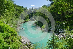 Krásný řeka údolí v létě slovinsko 