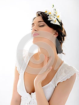 Beautiful spring woman with pure skin and flowers