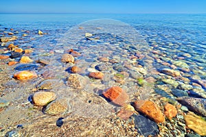 Hermoso piedras en Océano Agua. báltico el mar 