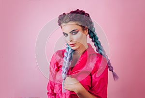Krásny štýlový farbistý pletený v jej vlasy. pekná žena farbistý fialový kartová hra vlasy a pre 