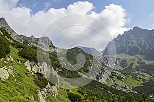 Krásna letná krajina so skalnatými štítmi Vysokých Tatier, Slovensko