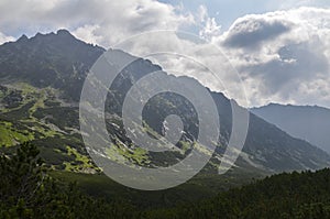 Krásna letná krajina so skalnatými štítmi Vysokých Tatier, Slovensko