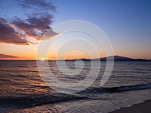 Bellissimo tramonto sul spiagge da grecia 