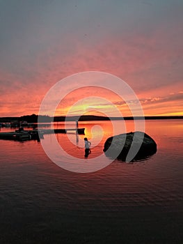 Beautiful sunset on a canadian lake Beau coucher de soleil sur un lac au Canada