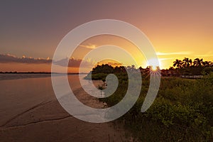 Hermoso atardecer sobre el un rio en sur 