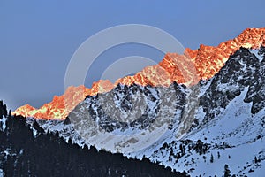 Krásný západ slunce v Tatrách. Vysoké hory pokryté sněhem.
