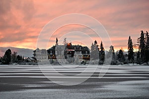 Krásny západ slnka so stromami a snehom vo Vysokých Tatrách, Slovensko