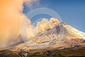 Hermoso atardecer de magnífico volcán 