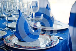 Beautiful table with blue napkins