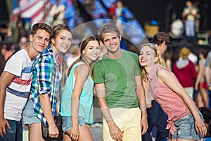 Krásné dospívající na letním festivalu