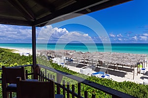 Beautiful top view of the caribbean ocean in Cuba with sun lounger and thatched huts - Serie Kuba 2016 Reportage