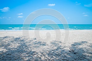 Beautiful tropical beach with blue sky sunny day - Summer breeze