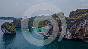 Bellissimo tropicale Oceano un rocce.. tailandia. panoramico. vista aerea. tromba 