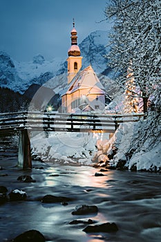 Iglesia de en el invierno oscuridad Baviera alemania 