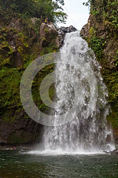 Bellissimo verticalmente da cascata attraverso grossolano scogliera, Messico 