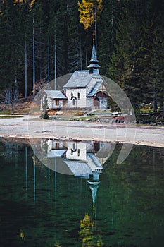 Pequeno capilla reflexivo en en rechazar dolomitas sur Tirol 