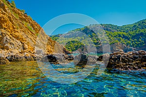 Hermoso de azul Agua a hermoso cielo azul en puerto se encuentra en balear islas 