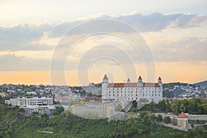 Krásny výhľad na Bratislavský hrad na brehu Dunaja v starom meste Bratislavy, Slovensko